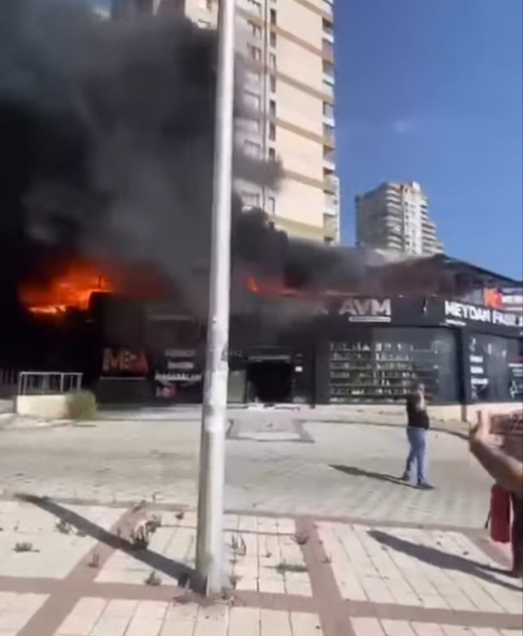 Pendik'te AVM'de yangın çıktı! Satışa sunulan ürünler kül oldu