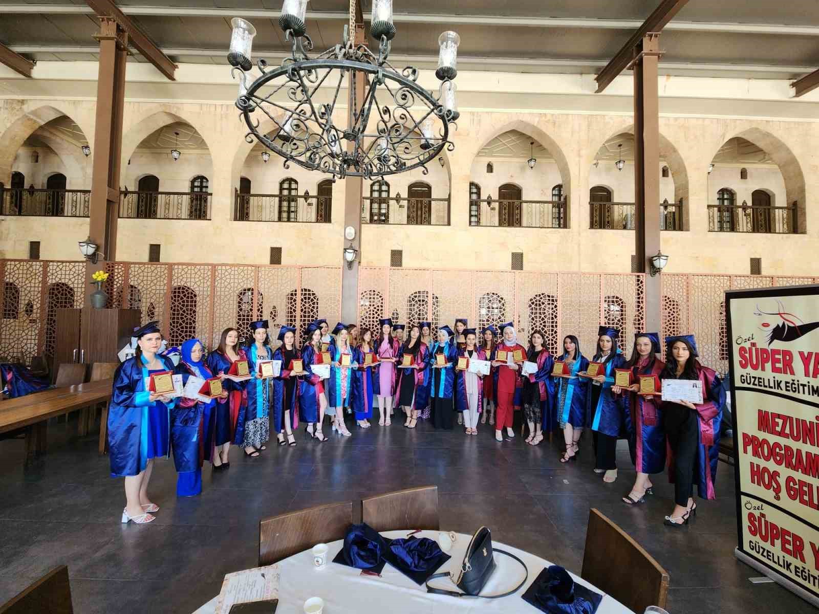 Güzellik uzmanları Şirehan’da kep attı! Tarihi mekanda mezuniyetlerini kutlandılar