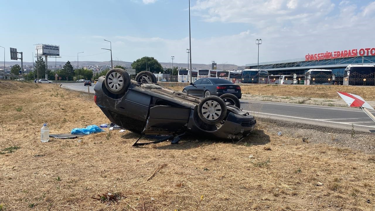 Aracı kontrolden çıkıp ters döndü! kadın sürücü araçta sıkışarak yaralandı! 