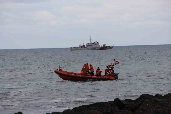 Trabzon’da denizde can pazarı! 5 kişi kurtarıldı, 1'i halen aranıyor!