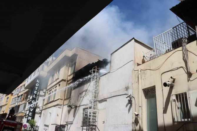 Bankanın çatısındaki klima motoru bomba gibi patladı, ortalık savaş alanına döndü! Bankacılar neye uğradığını şaşırdı!