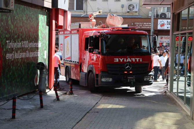 Bankanın çatısındaki klima motoru bomba gibi patladı, ortalık savaş alanına döndü! Bankacılar neye uğradığını şaşırdı!