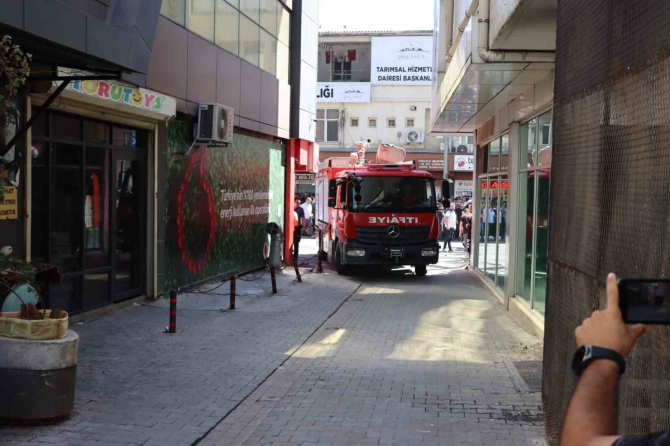 Bankanın çatısındaki klima motoru bomba gibi patladı, ortalık savaş alanına döndü! Bankacılar neye uğradığını şaşırdı!