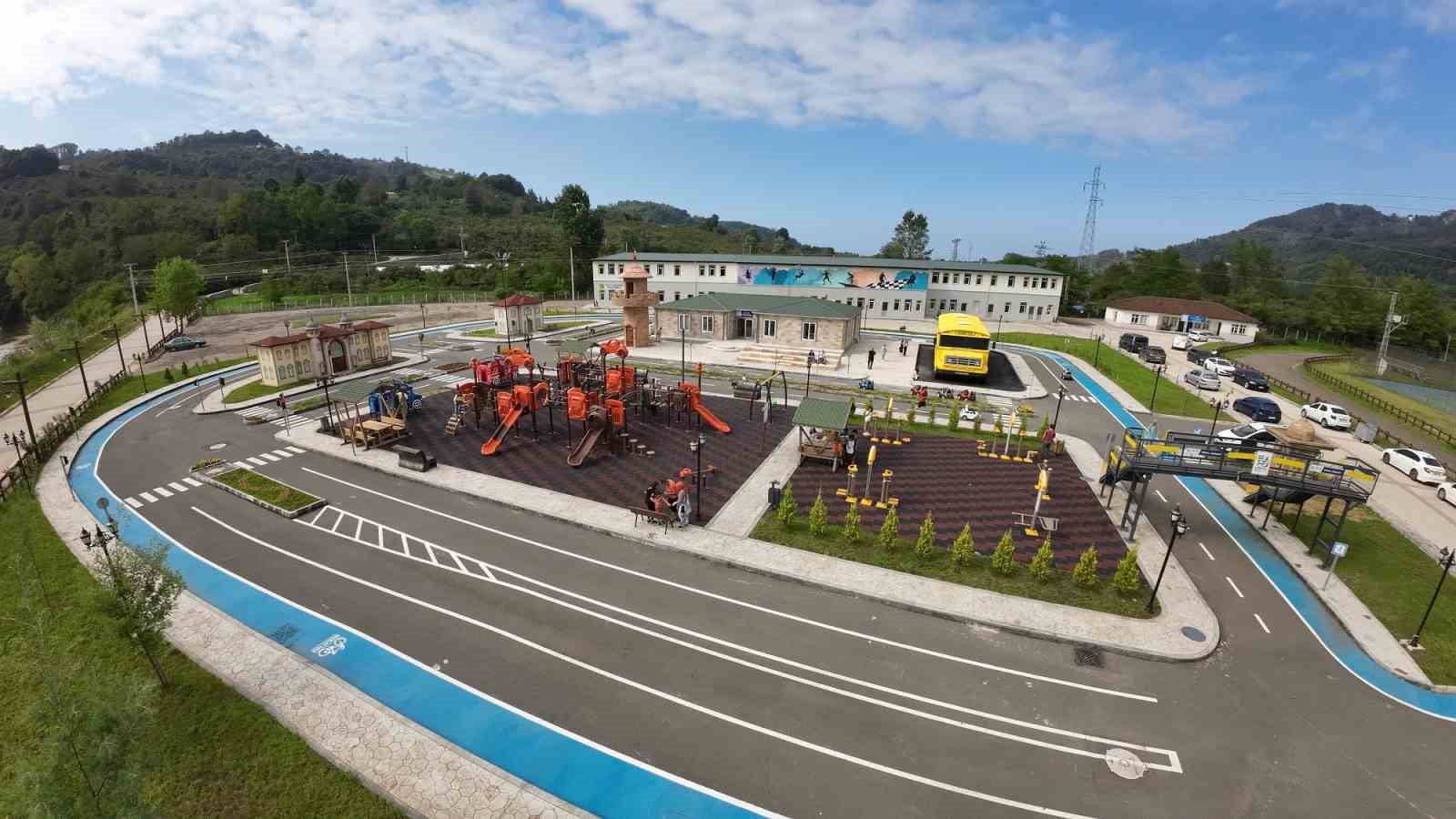 Çocuklar bu pistte trafik kurallarını eğlenerek öğreniyor