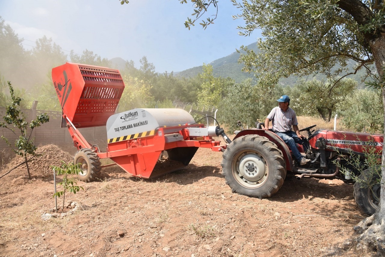 Kırkağaç’ta taşlı araziler tarlaya dönüştürülerek, tarıma kazandırılıyor