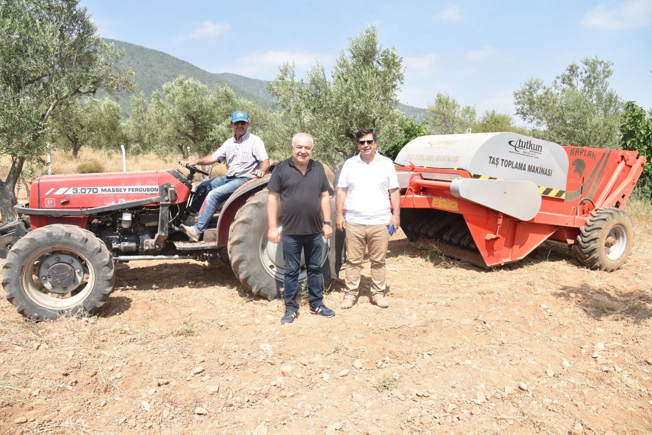 Kırkağaç’ta taşlı araziler tarlaya dönüştürülerek, tarıma kazandırılıyor