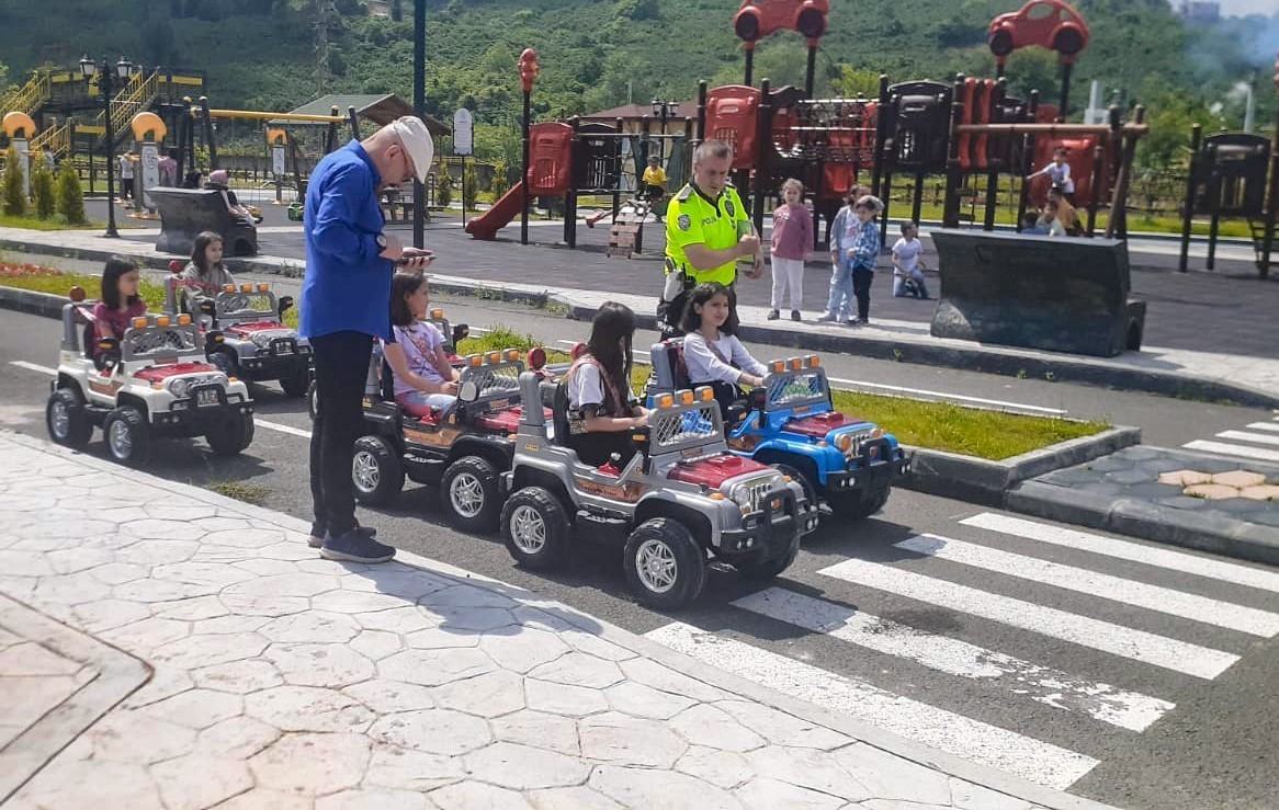 Çocuklar bu pistte trafik kurallarını eğlenerek öğreniyor