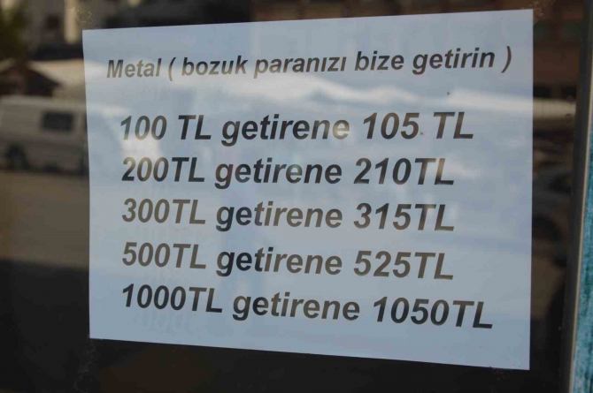 Bozuk madeni para bulamayan esnaftan şaşırtan yöntem! Parayı, parayla satın alıyor!