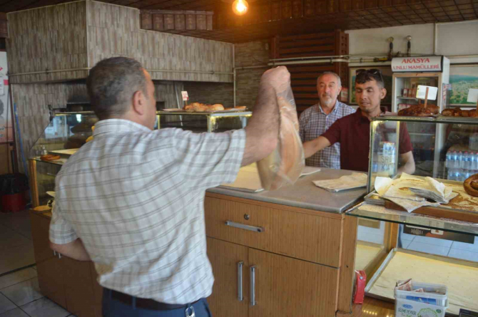 Bozuk madeni para bulamayan esnaftan şaşırtan yöntem! Parayı, parayla satın alıyor!