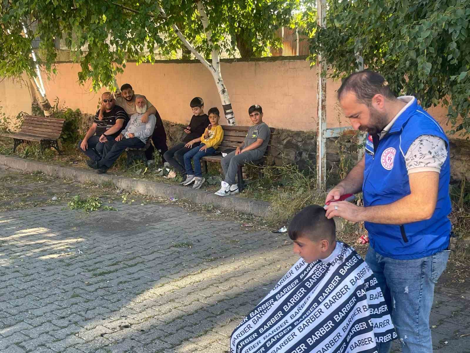 Yayla yayla gezip, çocukları ücretsiz tıraş ediyorlar