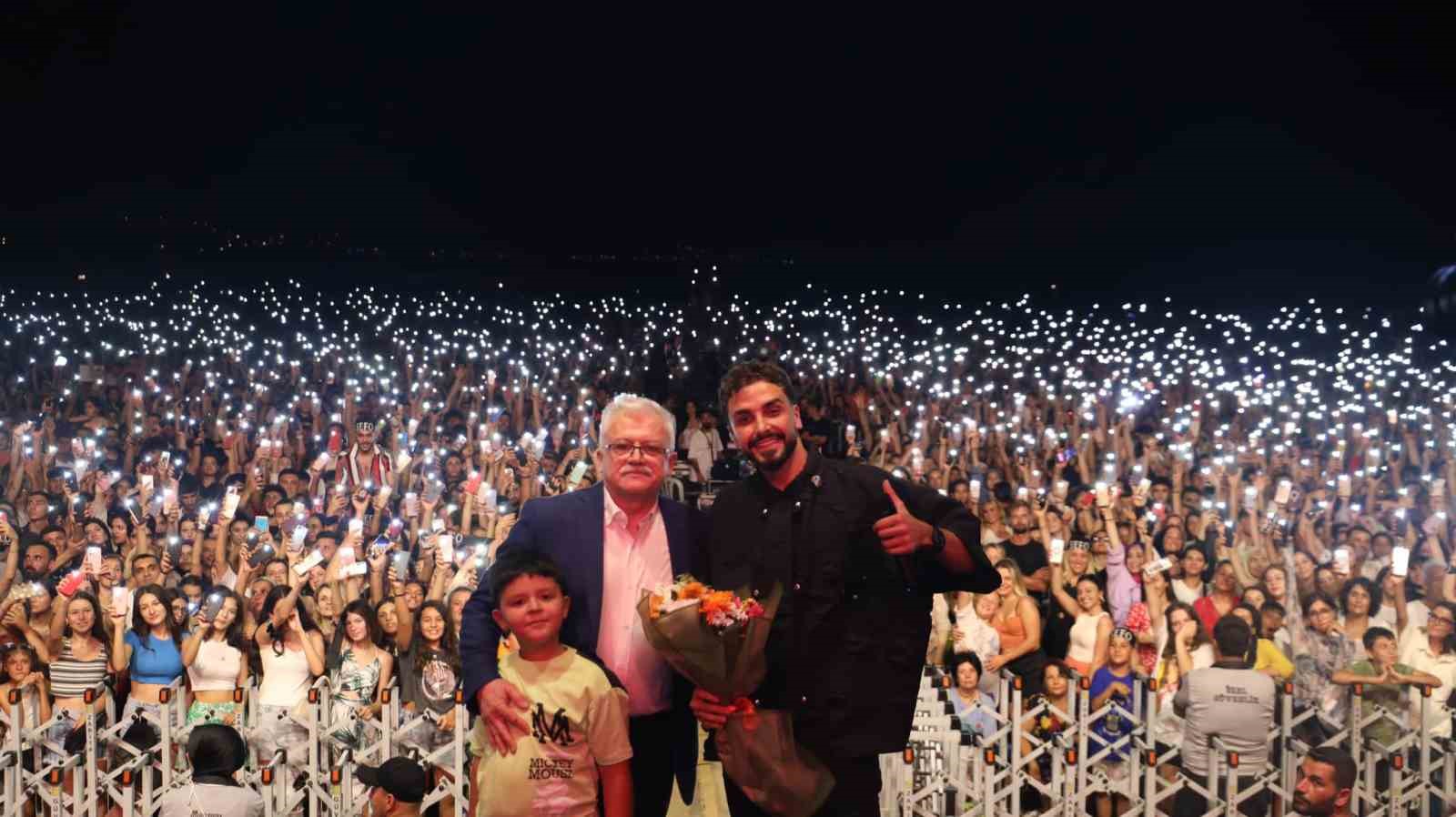 Gençlik konserinde coştular! Burhaniye’de Sefo’ya büyük ilgi