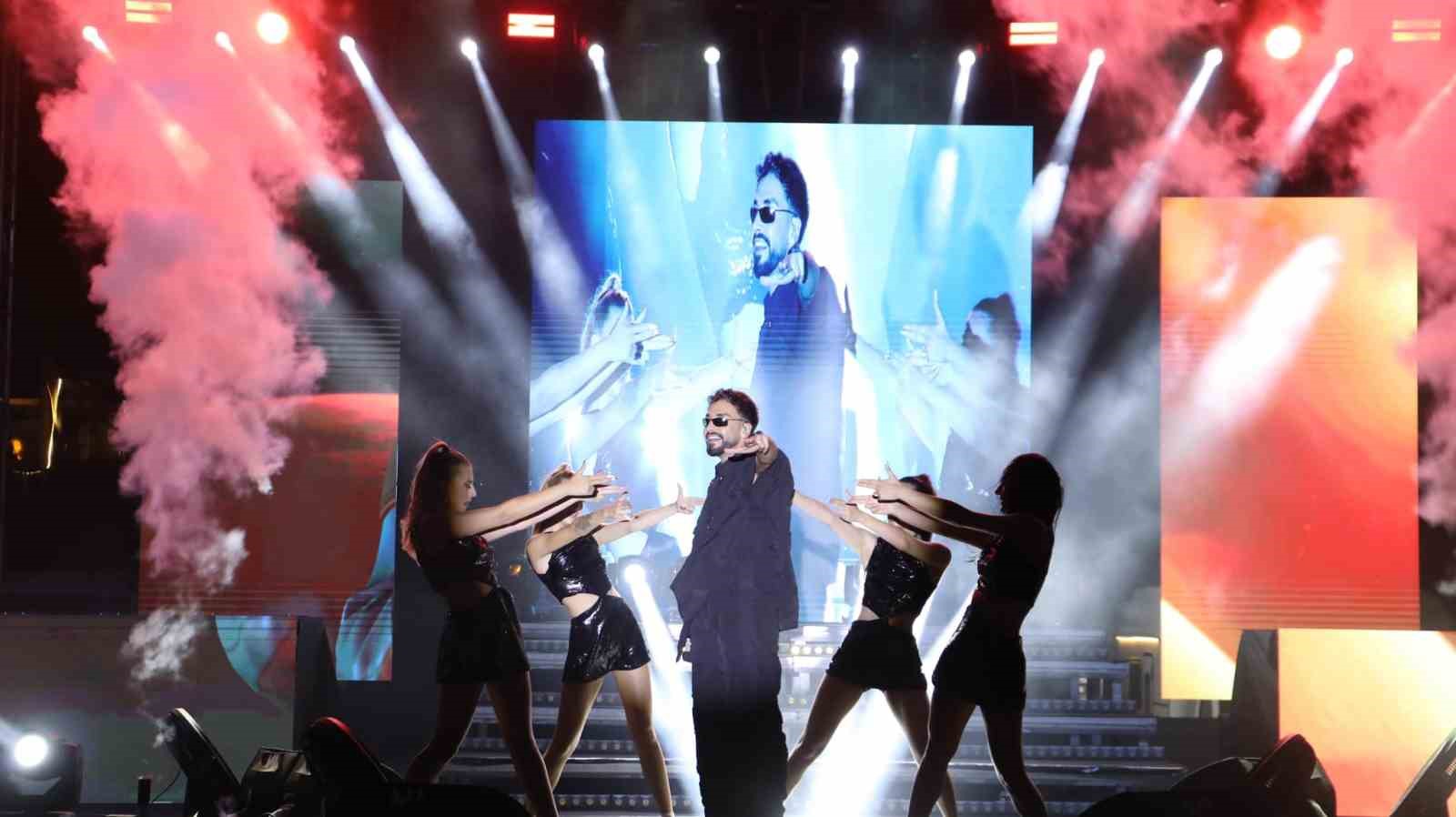 Gençlik konserinde coştular! Burhaniye’de Sefo’ya büyük ilgi