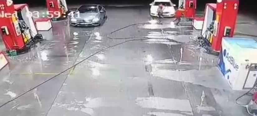 Akaryakıt istasyonunda akıl almaz kaza! Otomobil sürücüsü pompa görevlisi kadına çarpıp kaçtı!