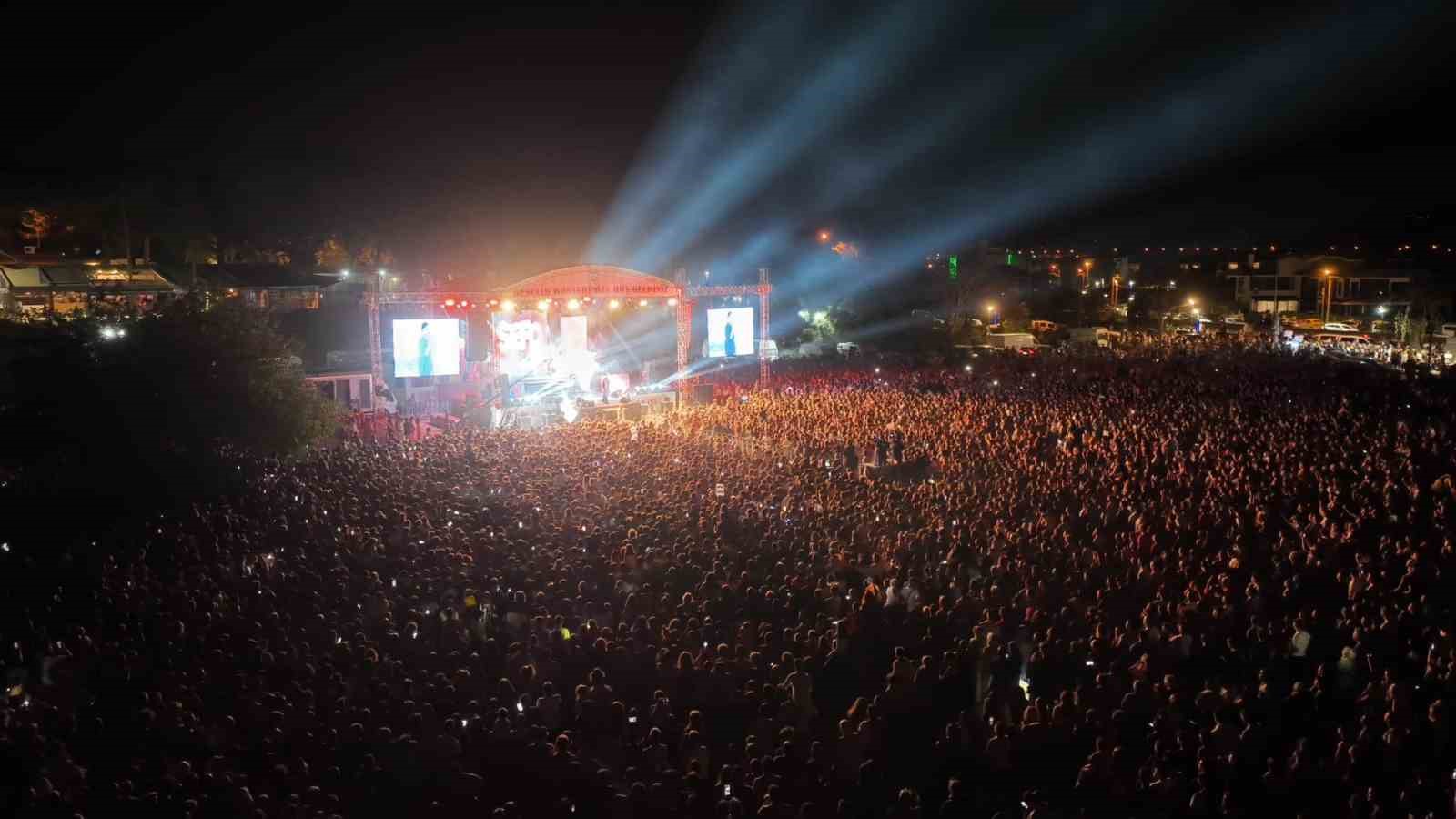 Gençlik konserinde coştular! Burhaniye’de Sefo’ya büyük ilgi