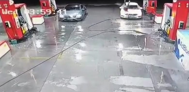 Akaryakıt istasyonunda akıl almaz kaza! Otomobil sürücüsü pompa görevlisi kadına çarpıp kaçtı!