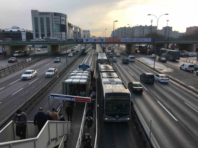 Metrobüs ücretini kredi kartıyla ödeyenlere büyük şok! Vatandaşlar İBB ve İmamoğlu'na ateş püskürüyor!