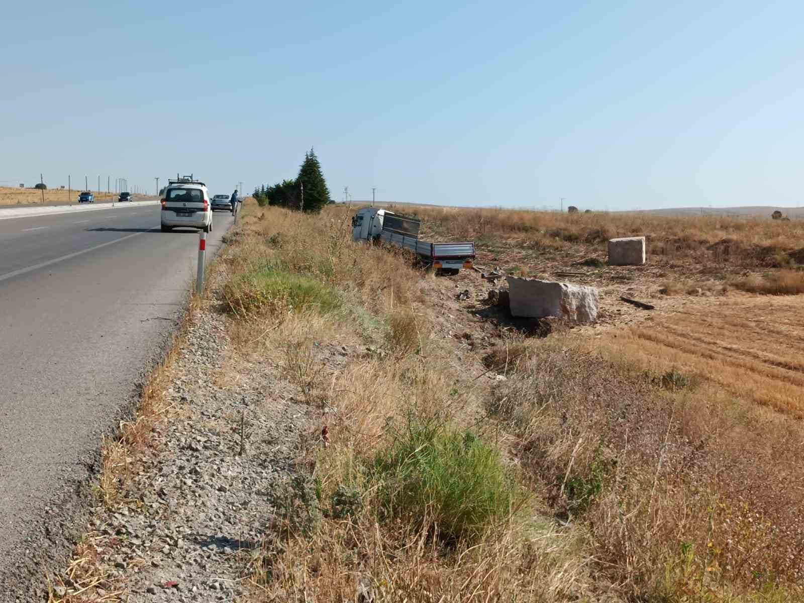 Facianın eşiğinden döndü! Mermer bloklarla beraber şarampole yuvarlandı!