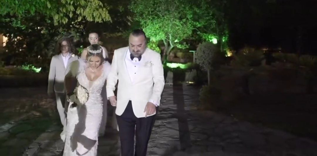 Ünlü sanatçı 25 yıl sonra düğün yaptı!