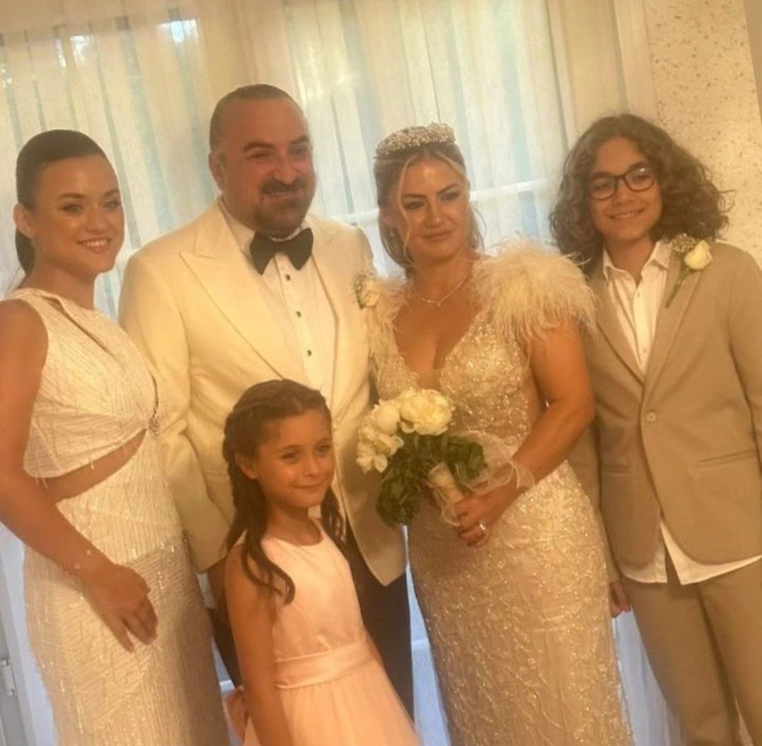 Ünlü sanatçı 25 yıl sonra düğün yaptı!