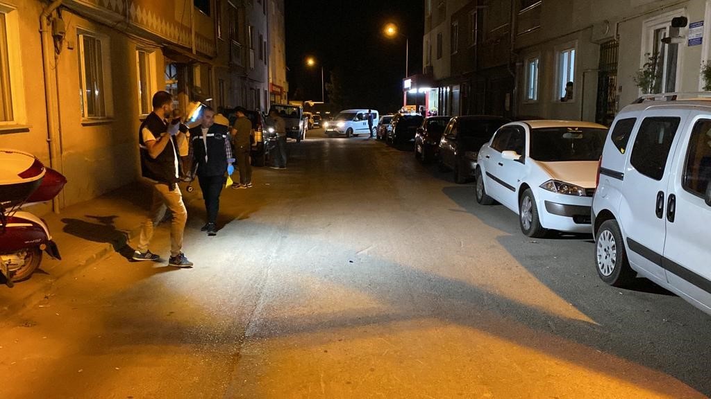 Kurşun yağmuruna tutulan Suriyeli genç kendini bakkala zor attı