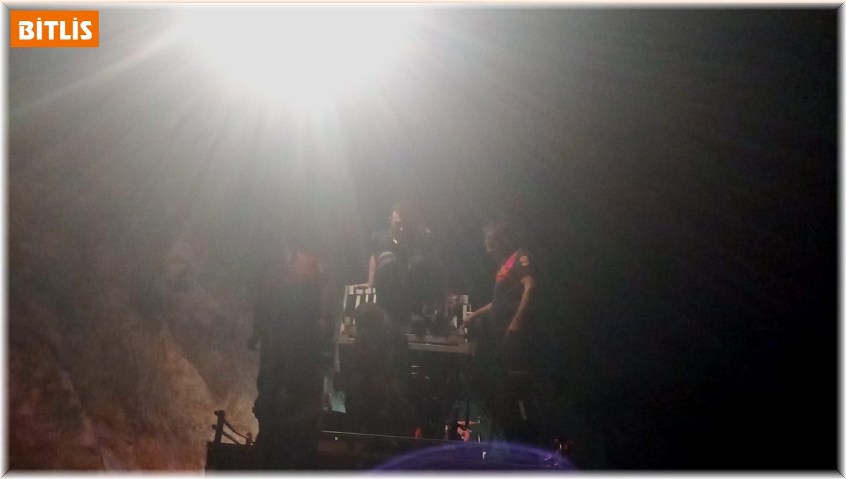 Keçi sürüsünün peşine giderek dağda mahsur kalan anne ve kızı kurtarıldı