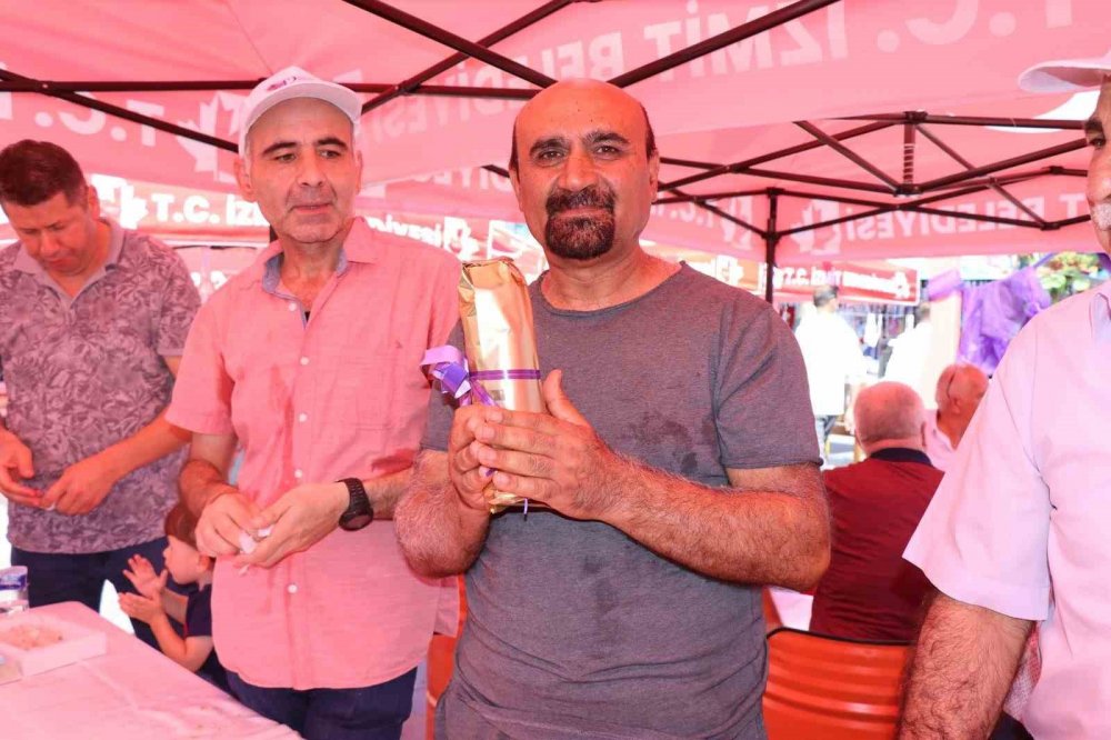 Kocaeli'de pişmaniye yeme yarışması!