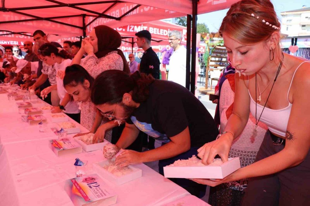 Kocaeli'de pişmaniye yeme yarışması!