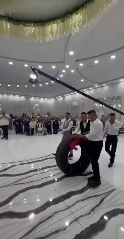 Damat şaştı kaldı! Tır şoförü damada düğününde arkadaşları bakın ne hediye etti