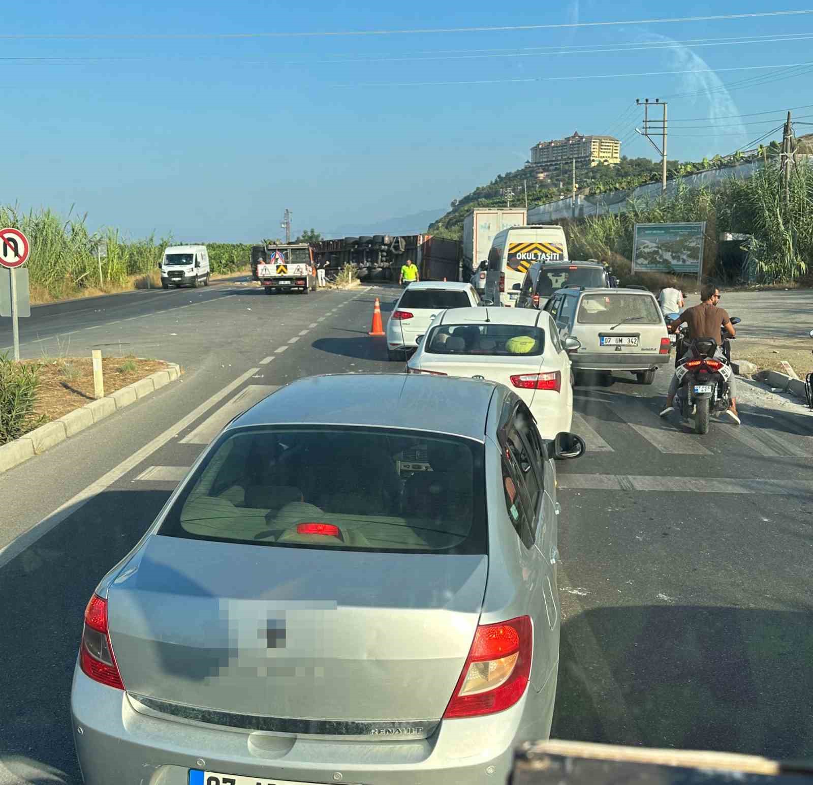 Trafikte kabus dolu anlar! Makarna yüklü tır yan yatarak devrildi!