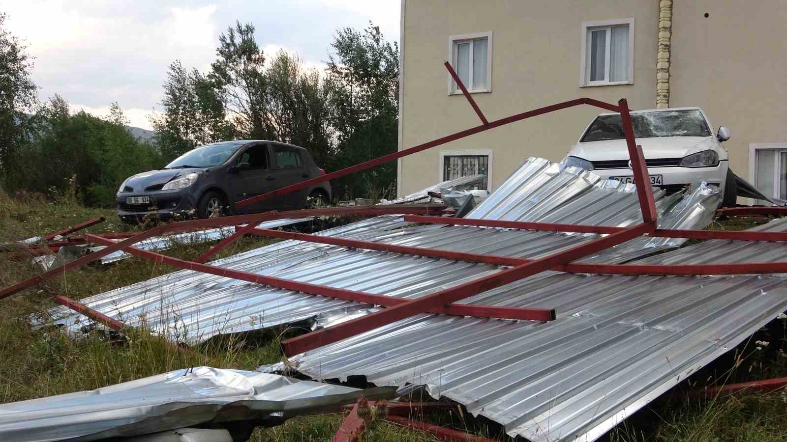 Ardahan’da hortum felaketi! Evlerin çatıları yerle bir oldu!
