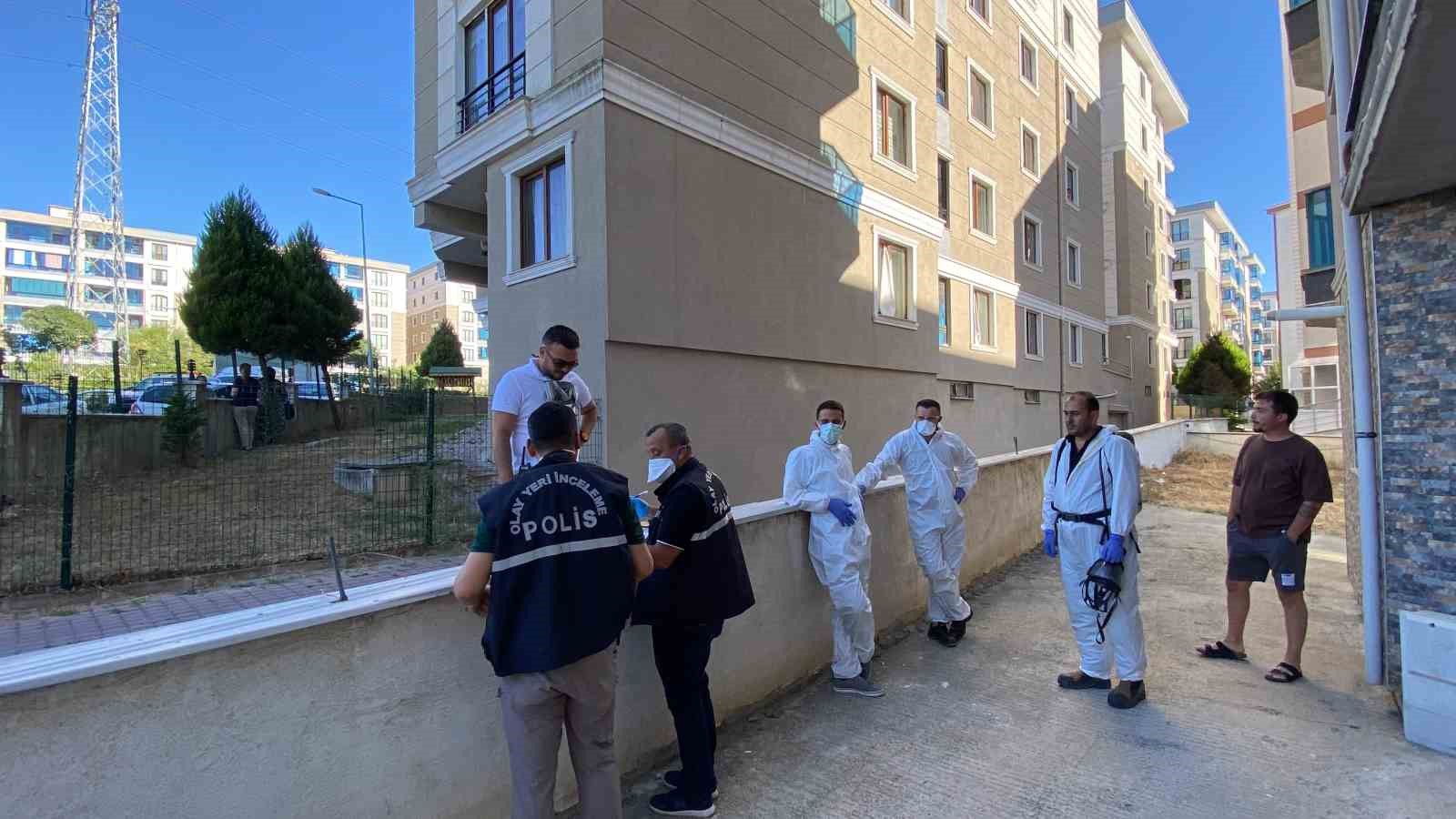 Apartmana yayılan koku dehşeti ortaya çıkardı: Evinde doğalgaz borusuna asılı vaziyette bulundu