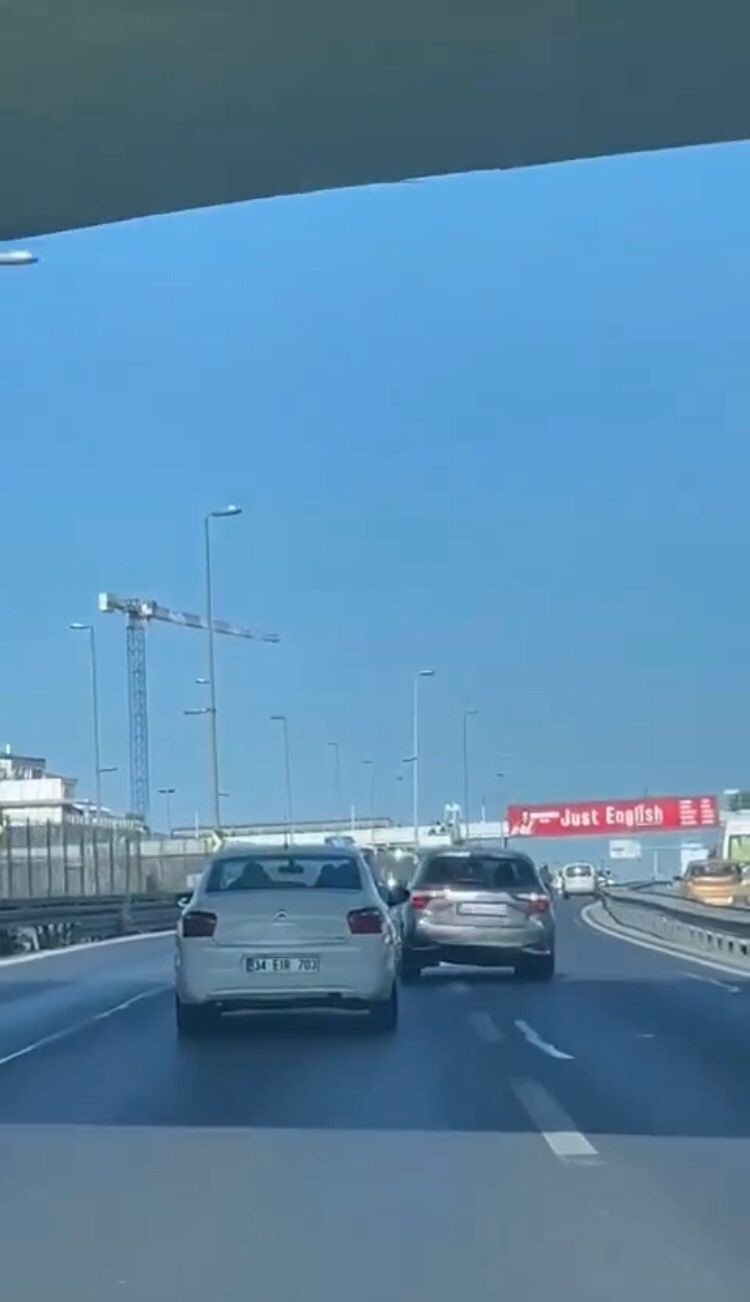 Trafikte tehlikeli inatlaşma! Boş yolda zikzaklar çizerek birbirlerinin önünü kestiler!