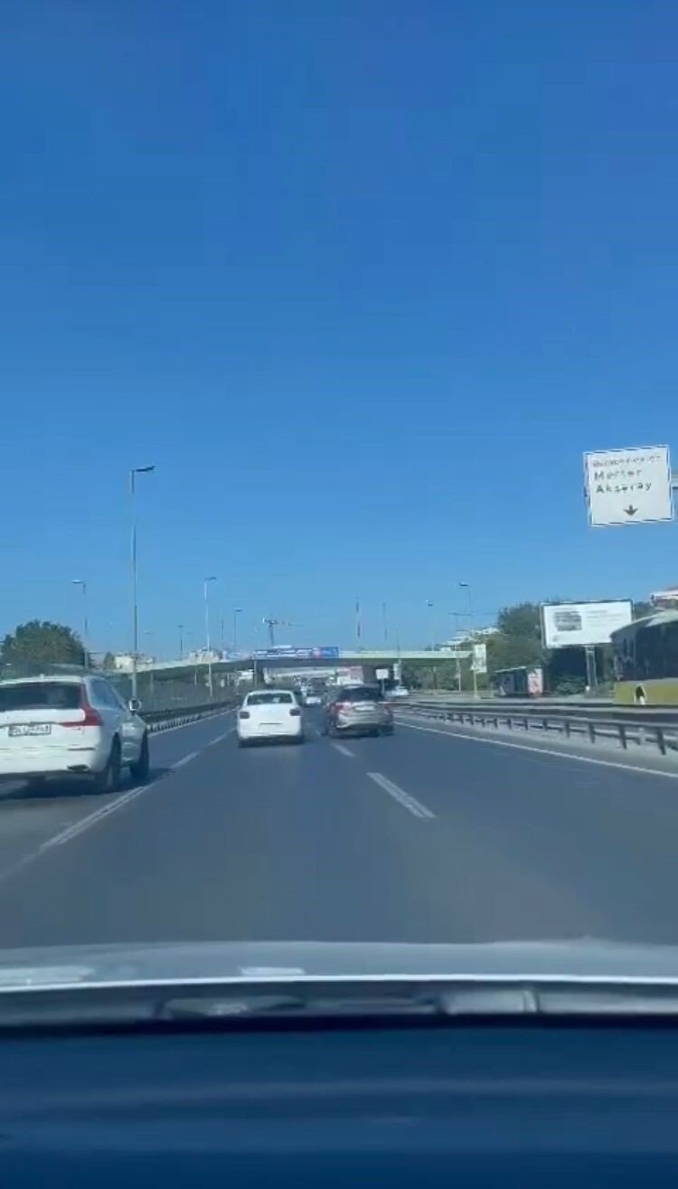 Trafikte tehlikeli inatlaşma! Boş yolda zikzaklar çizerek birbirlerinin önünü kestiler!