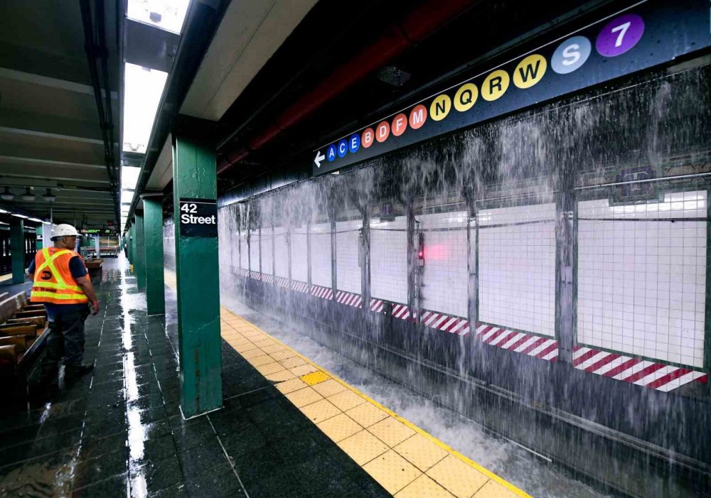 Su şebekesinin patladı, New York metrosu sular altında kaldı!