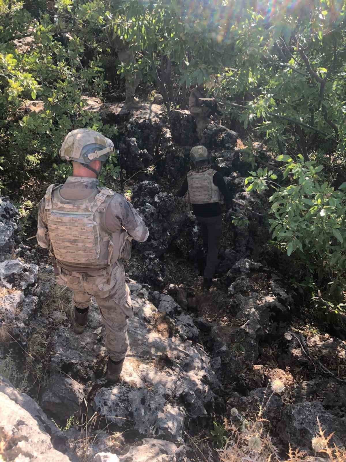 İnlerine girildi! Terör örgütü mensuplarına ait eşyalar ele geçirildi