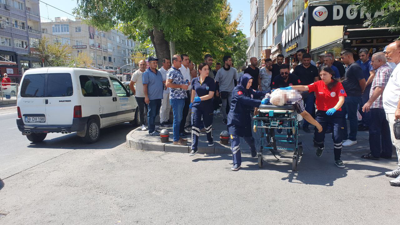 Yolda yürürken fenalaşarak yere yığıldı, görenler şaşkınlıkla ne yapacağını bilemedi