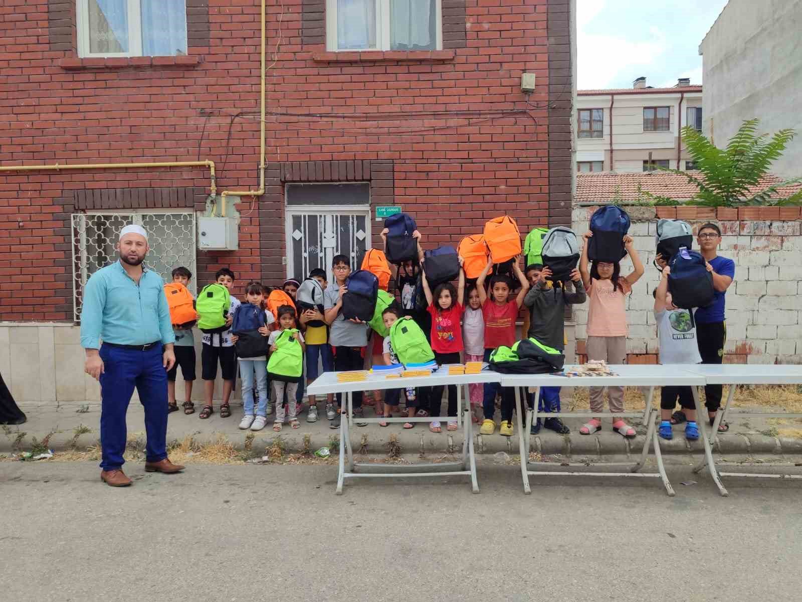 Cami imamı kırtasiye kurarak, ihtiyaç sahibi çocukların yardımına koştu