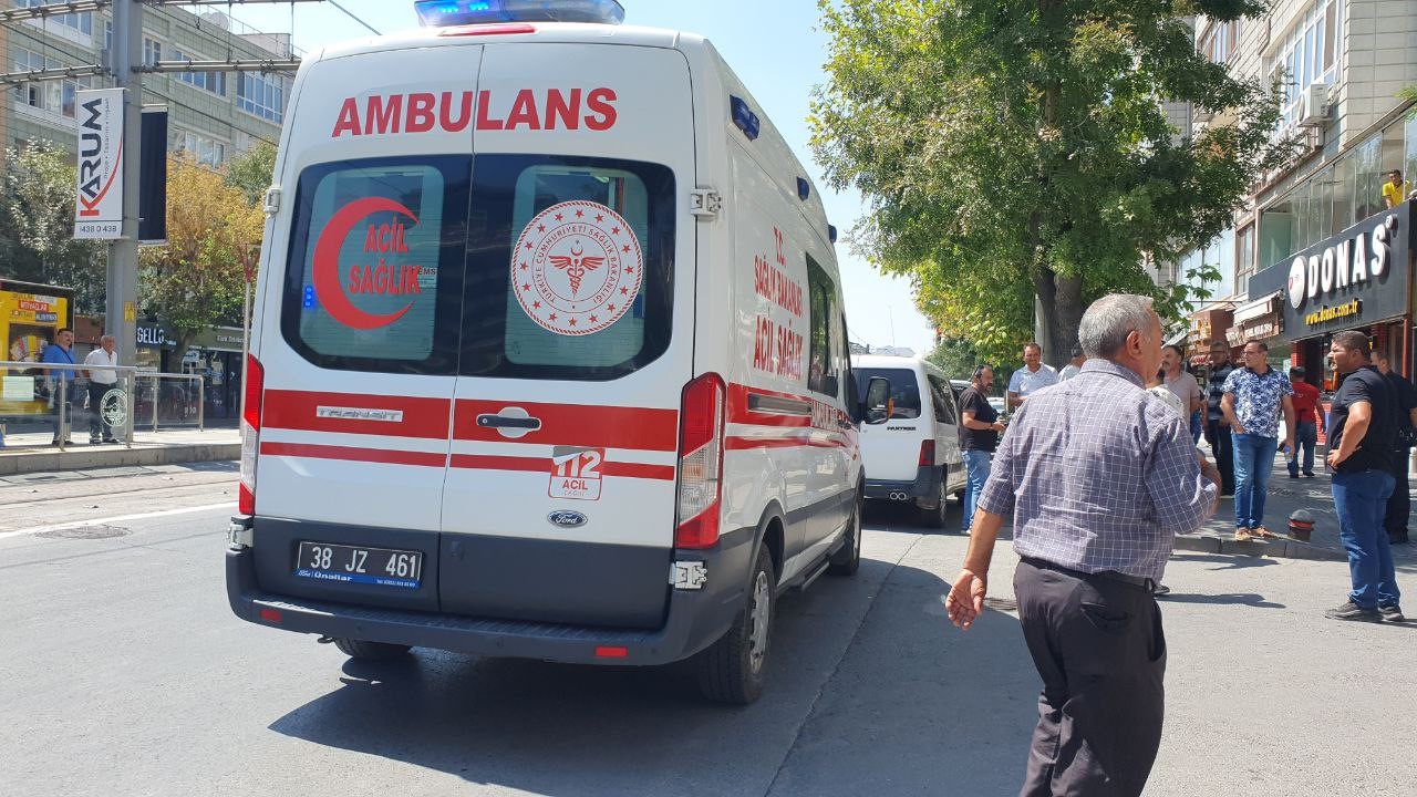 Yolda yürürken fenalaşarak yere yığıldı, görenler şaşkınlıkla ne yapacağını bilemedi