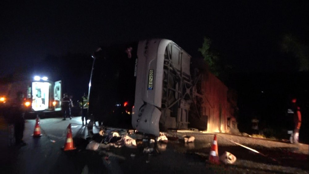 Denizli'de karşı şeride geçen tır, otobüse çarparak dehşet saçtı: 6 ölü, 43 yaralı