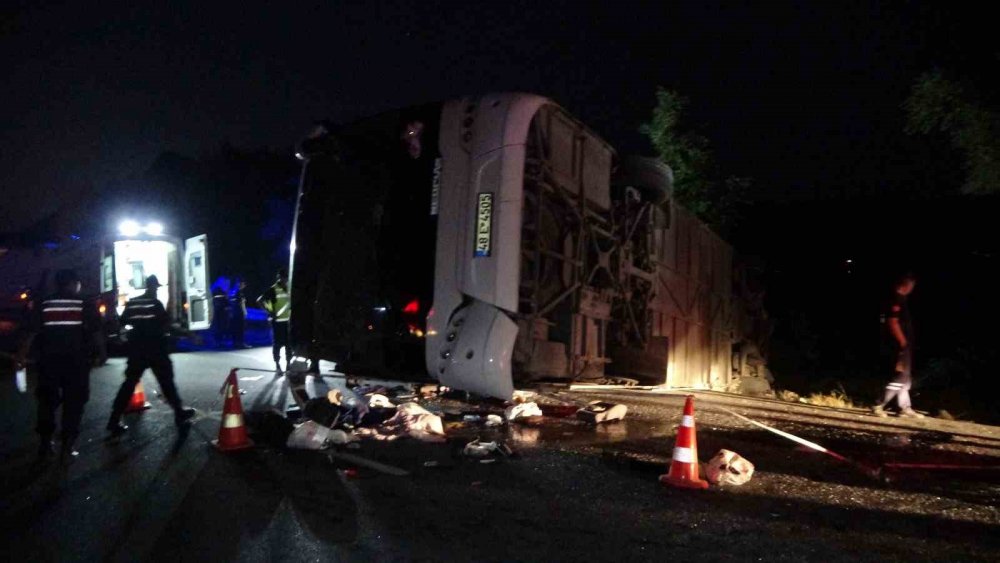 Denizli'de karşı şeride geçen tır, otobüse çarparak dehşet saçtı: 6 ölü, 43 yaralı