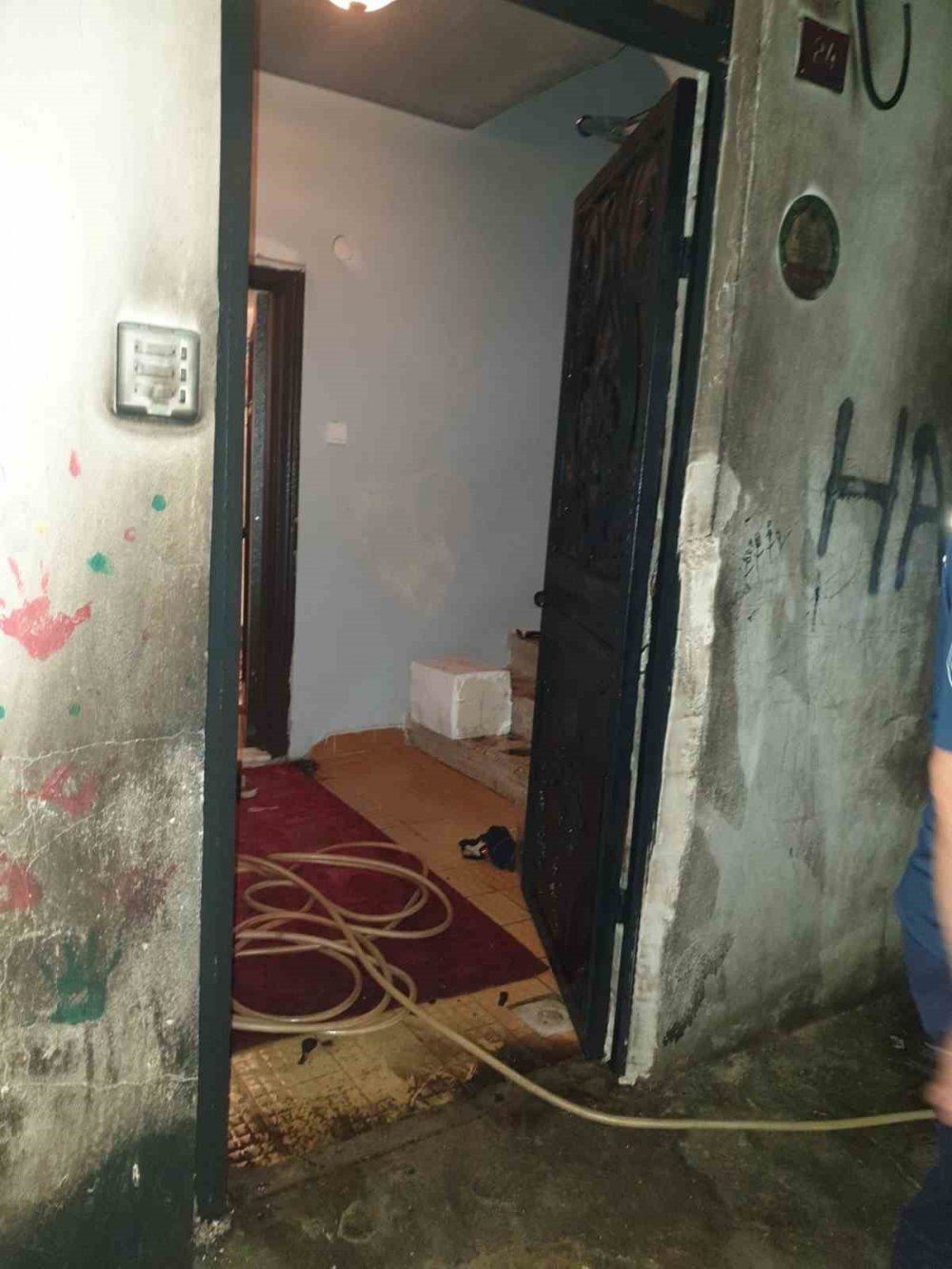 Kağıthane'de 'üvey kardeş' cinneti! Kardeşinin evini benzin döküp yaktı!