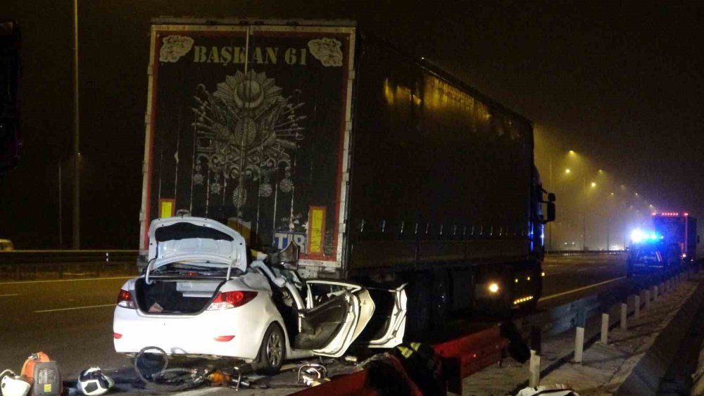 Ok gibi saplandı! Kocaeli'de tıra arkadan çarpan otomobil sürücüsü hayatını kaybetti
