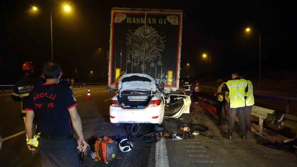 Ok gibi saplandı! Kocaeli'de tıra arkadan çarpan otomobil sürücüsü hayatını kaybetti