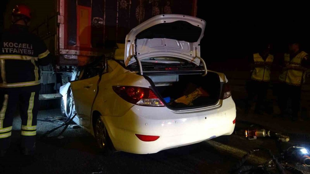 Ok gibi saplandı! Kocaeli'de tıra arkadan çarpan otomobil sürücüsü hayatını kaybetti