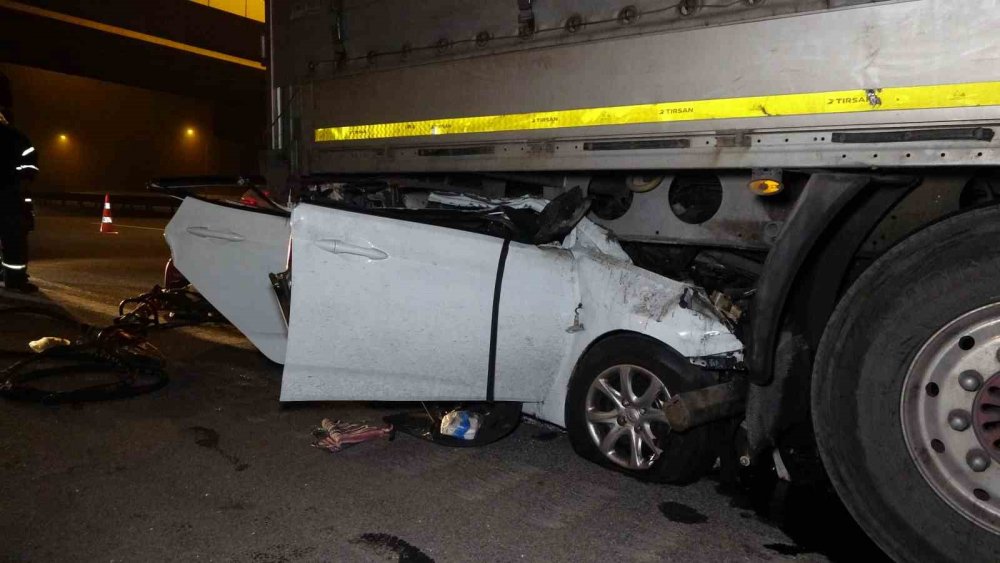 Ok gibi saplandı! Kocaeli'de tıra arkadan çarpan otomobil sürücüsü hayatını kaybetti