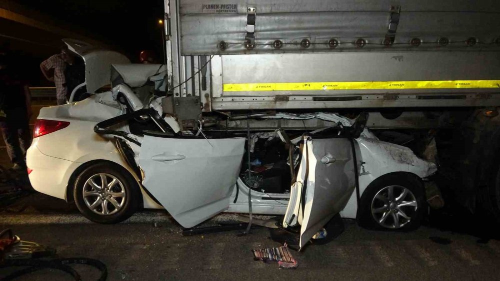 Ok gibi saplandı! Kocaeli'de tıra arkadan çarpan otomobil sürücüsü hayatını kaybetti