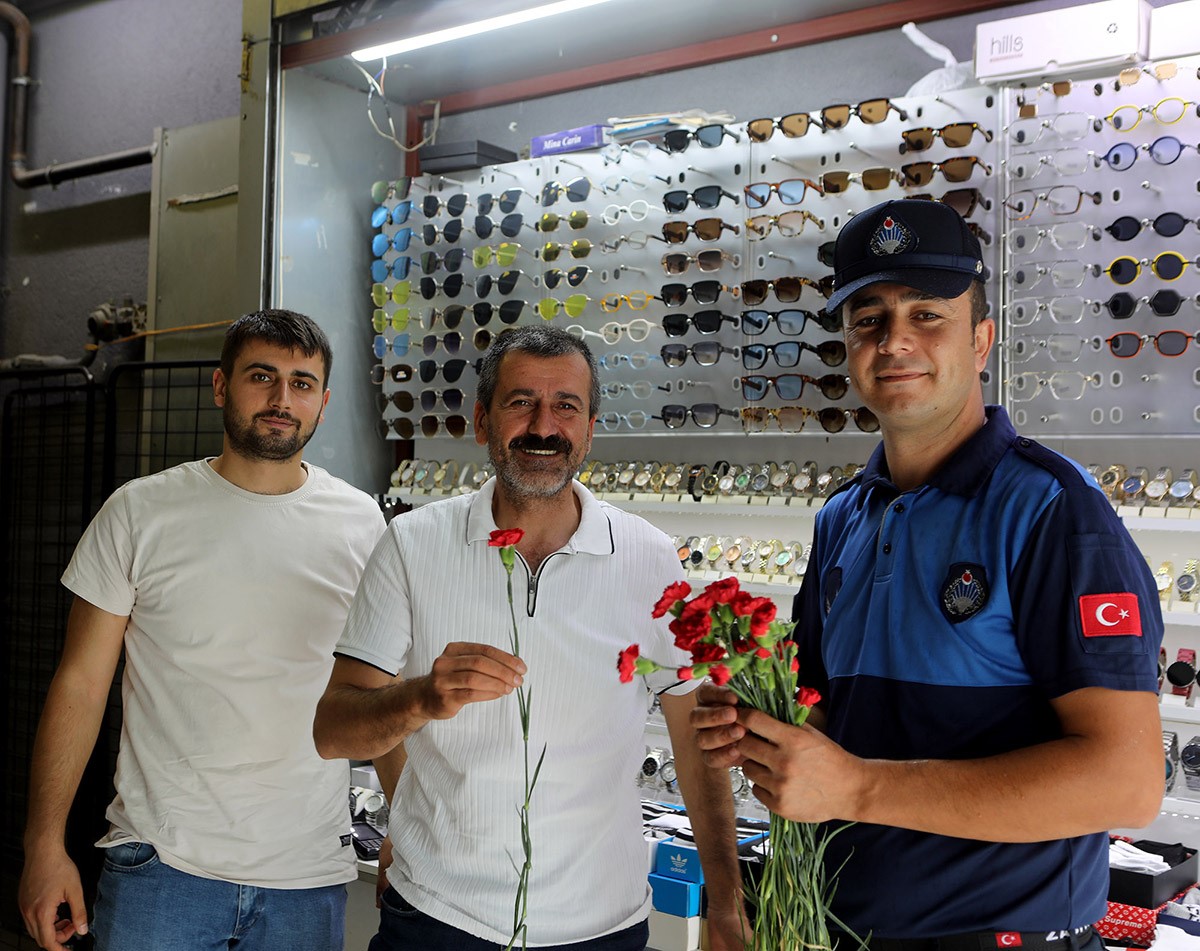 Zabıta Haftası’nda karanfil dağıttılar