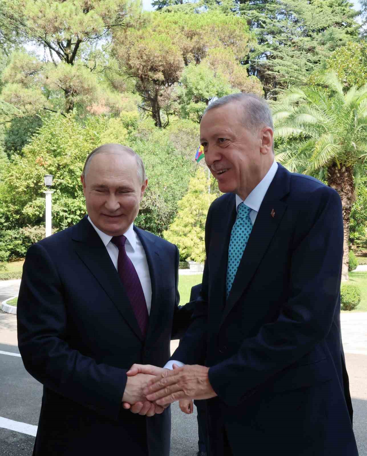 Putin, Cumhurbaşkanı Erdoğan’ı kapıda karşıladı: iki liderin görüşmeleri devam ediyor