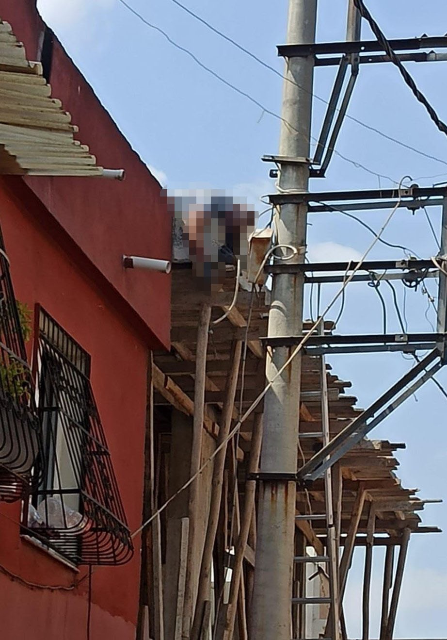 Akıma kapılan elektrikçinin feci sonu!