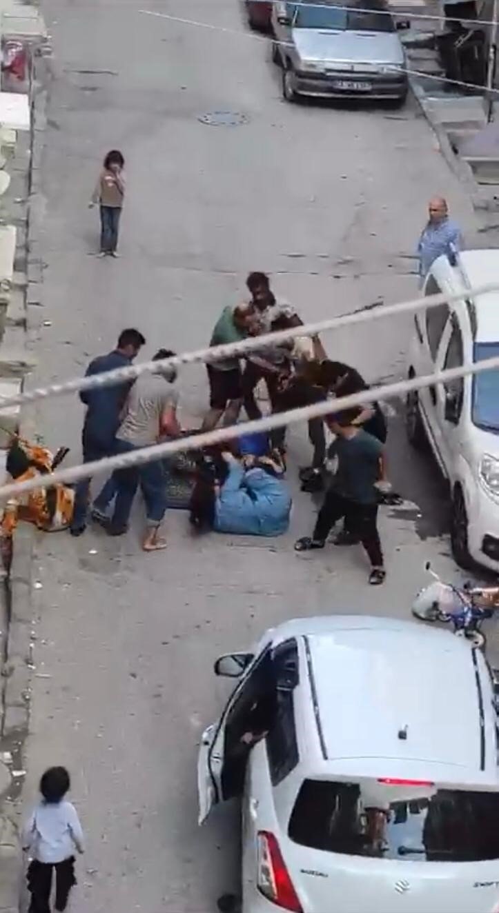 Taksim'de kadın dilencilerin 'yer kavgası'nda sopa ve satırlar konuştu! O dehşet verici anlar kamerada!
